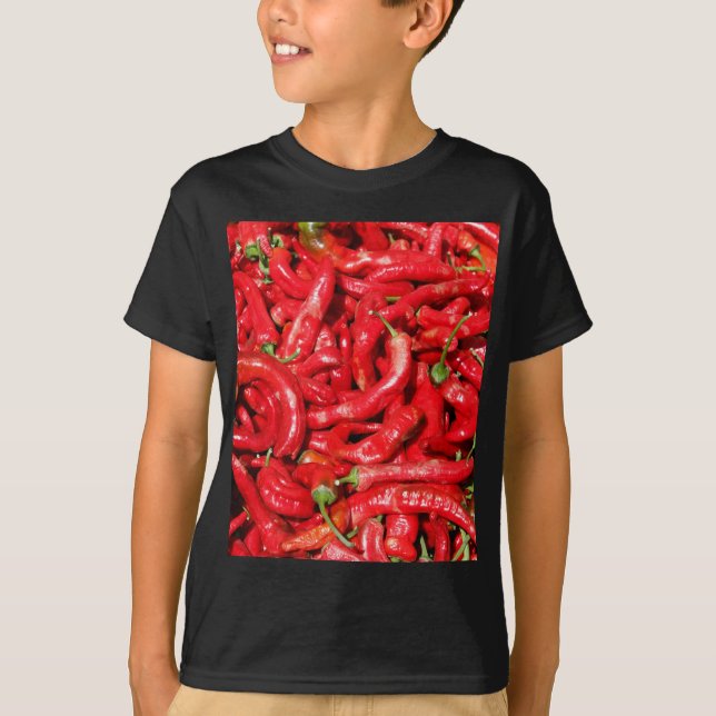 Den varma röda chilien pepprar utomhus i t shirt (Framsida)