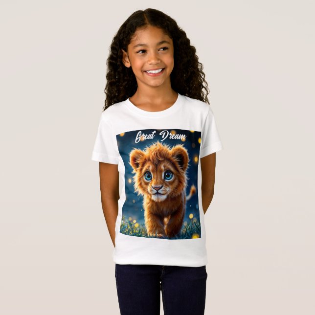 Den vidriga gyllene lejona unge i en drömliknande  t shirt (Hel framsida)