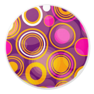Den violetta polkaen pricker mönster knopp