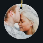 Den vita foto-Anpassningsbarna Julgransprydnad Keramik<br><div class="desc">Din Photo Anpassningsbar White Marble Ceramic Ornamic</div>