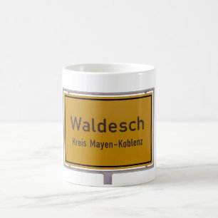 Den Waldesch Ortsschild staden begränsar Kaffemugg