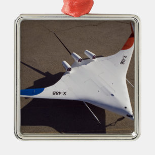 Den X-48B blandade vingen förkroppsligar det Julgransprydnad Metall