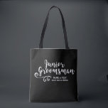 Den yngre Groomsmantotot hänger lös | som kalla Tygkasse<br><div class="desc">Din yngre Groomsman ska kärlek som denna personligtoto hänger lös! Tvåsidigt med en rolig moderiktig vit skriva stilsorten och virvla runt, presenterar hänga lös också två linjer av beställnings- text - tillfoga yngre Grooman'sens namn som gifta sig datera, läge, färgar Etc.-ändring bakgrundsfärgen som matchar ditt bröllop - klickar precis skräddarsy...</div>
