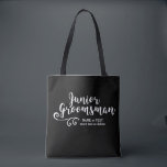 Den yngre Groomsmantotot hänger lös | som kalla Tygkasse<br><div class="desc">Din yngre Groomsman ska kärlek som denna personligtoto hänger lös! Tvåsidigt med en rolig moderiktig vit skriva stilsorten och virvla runt, presenterar hänga lös också två linjer av beställnings- text - tillfoga yngre Grooman'sens namn som gifta sig datera, läge, färgar Etc.-ändring bakgrundsfärgen som matchar ditt bröllop - klickar precis skräddarsy...</div>
