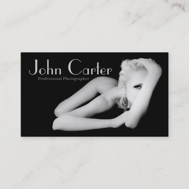 Den yrkesmässiga fotografkvinnan modellerar svart visitkort (Framsida)