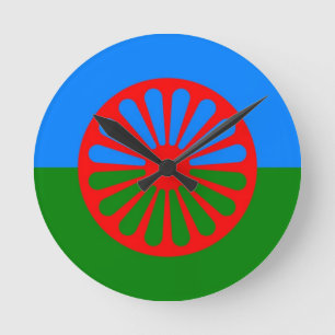 den zigenska flagga tar tid på rund klocka
