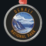 Denali National Park Retro Distress Circle Julgransprydnad Metall<br><div class="desc">Denali vektorteckningsdesign. Parken har terrängen tundra,  grisen och glaciärer,  parken är hem för vilda djur,  inklusive grizzlybjörnar,  vargar,  mos,  karibou och Dallfår.</div>