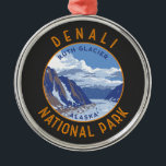 Denali National Park Retro Distress Circle Julgransprydnad Metall<br><div class="desc">Denali vektorteckningsdesign. Parken har terrängen tundra,  grisen och glaciärer,  parken är hem för vilda djur,  inklusive grizzlybjörnar,  vargar,  mos,  karibou och Dallfår.</div>