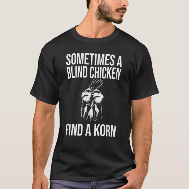 Denglish Ibland en Blind Chicken Hitta en horn T Shirt (Framsida)