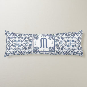 Denim Blue Ornate Monogram Kroppskudde
