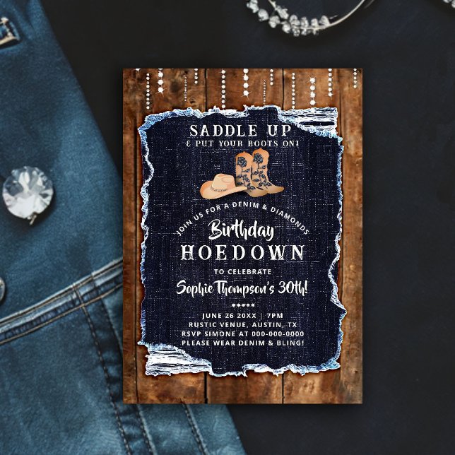 Denim Diamond Cowgirl Chic Rustic Hoedown Birthday Inbjudningar (denim diamonds birthday party hoedown invitation rustic wood blue white cowgirl chic boots hat bling)