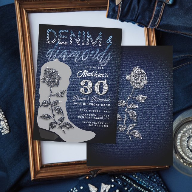 Denim Diamonds Cowgirl Boot Bling Födelsedagsfest Inbjudningar (Denim and Diamonds 30th Birthday Party Invitation for Women Cowgirl Boot Elegant Classy Rose)