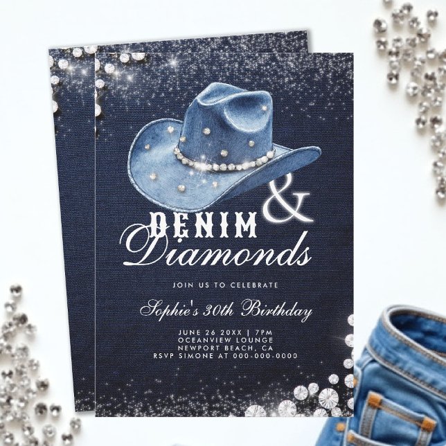Denim Diamonds Cowgirl Hat Script 30års födelsedag Inbjudningar (denim and diamonds 30th birthday party invitation blue white cowgirl hat script bling sparkles)