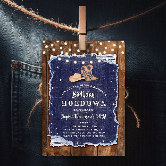 Denim Diamonds Westerna Rustic Hoedown Birthday Inbjudningar (denim diamonds birthday party hoedown invitation rustic wood blue white cowgirl boots hat lights)