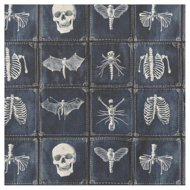 Denim Quilt med Döskallar och Insekter Tyg (Närbild)