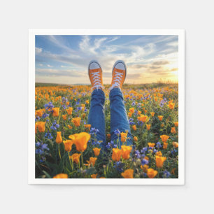 Denimbyxor och orange sneakers i blommor pappersservett