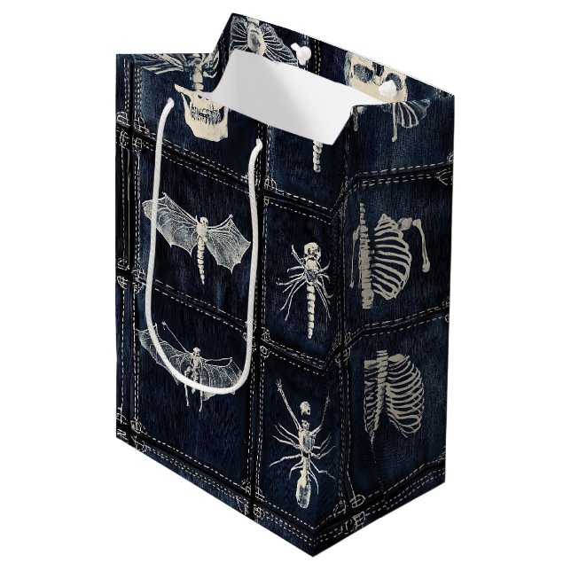 Denimklädd filt med kranier och insekter (Framsidan Vinklad)