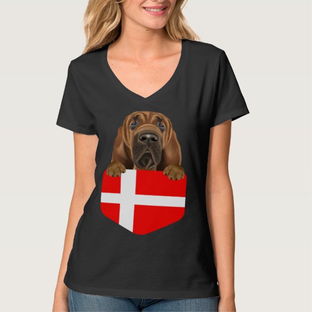 Denmark Flag Bloodhound Dog In Pocket T Shirt (Framsida)