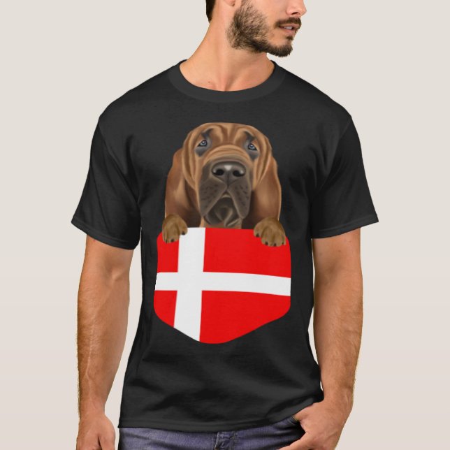 Denmark Flag Bloodhound Dog In Pocket T Shirt (Framsida)