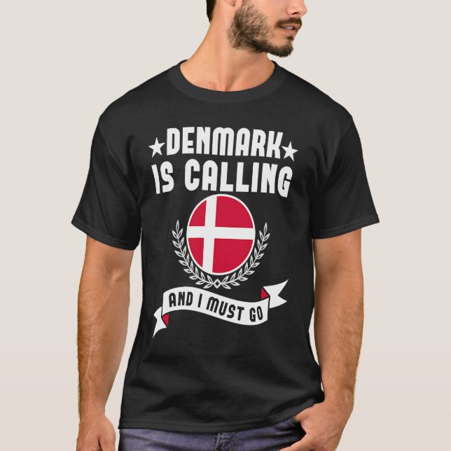 Denmark Is Calling And I Must Go Souvenirs Danish  T Shirt (Framsida)
