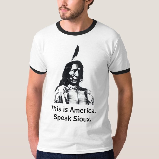 Denna är Amerika.  Tala Sioux. (jersey) Tee Shirt (Framsida)