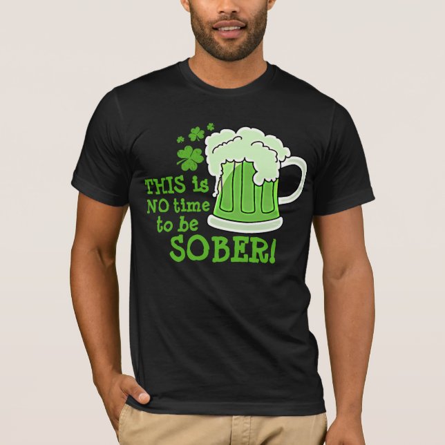 DENNA är INGEN tid att vara NYKTER! T-shirt (Framsida)