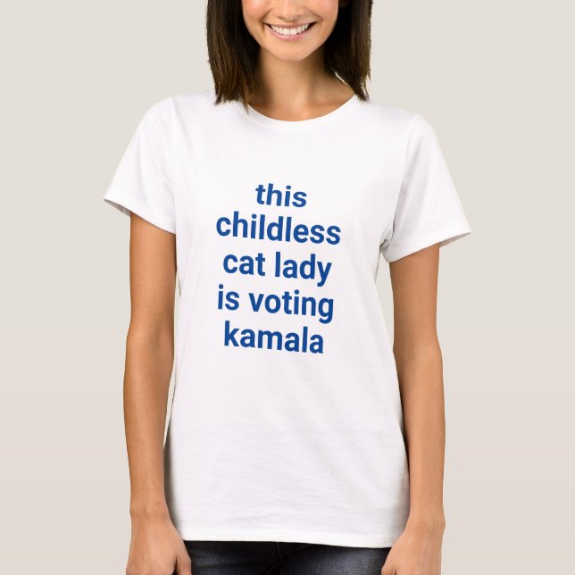 Denna barnlösa katt dam röstar kamalblått. t shirt (Framsida)