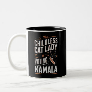 Denna barnlösa kattdam röstar på Kamala Två-Tonad Mugg