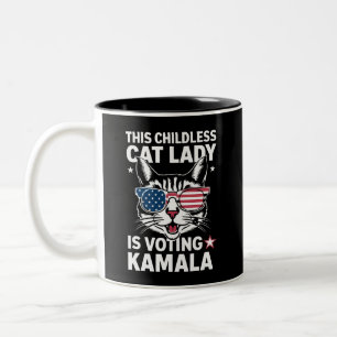Denna barnlösa kattdamen röstar på Kamala val Två-Tonad Mugg