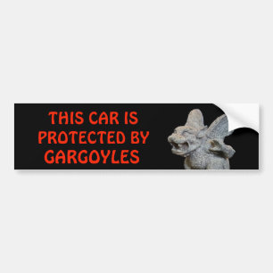 Denna bil som skyddas av Gargoyles som är röda p Bildekal