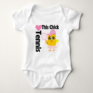 Denna chick älskar tennis tee