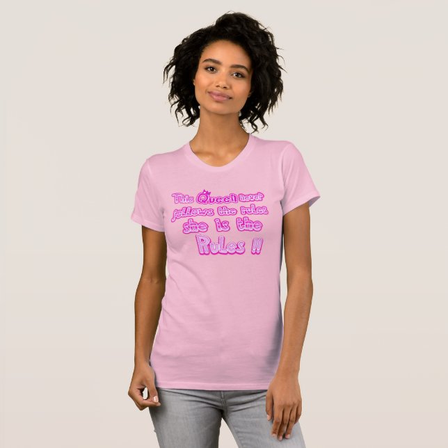 Denna drottning följer aldrig regler baby rosa t shirt (Hel framsida)