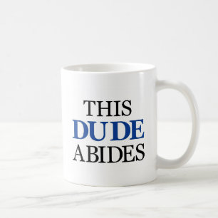 DENNA DUDE STÅR UT MED KAFFEMUGG