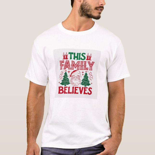 "Denna familj tror – jul tomte högtid  T Shirt (Framsida)