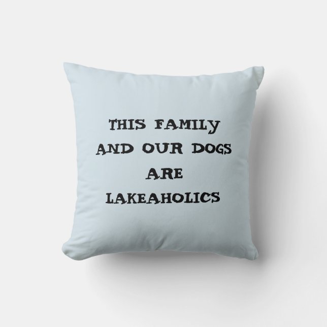 DENNA FAMILJ/VÅR HUNDAR ÄR LAKEAHOLICS PILLOW KUDDE (Framsida)