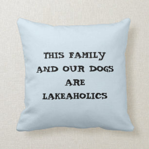 DENNA FAMILJ/VÅR HUNDAR ÄR LAKEAHOLICS PILLOW KUDDE