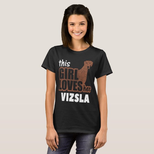 Denna flicka älskar henne den Vizsla hund Tee (Hel framsida)