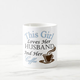 Denna flicka älskar henne maken och henne kaffe kaffemugg