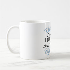 Denna flicka älskar henne maken och henne kaffe kaffemugg