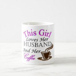 Denna flicka älskar henne maken och henne kaffe kaffemugg