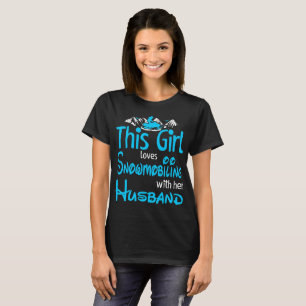 Denna flicka älskar Snowmobiling med maken utomhu T Shirt