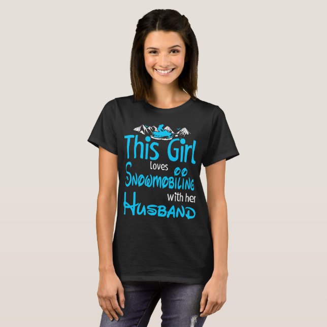 Denna flicka älskar Snowmobiling med maken utomhus T Shirt (Hel framsida)