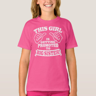 Denna flicka får främjade till storasystern tee shirt