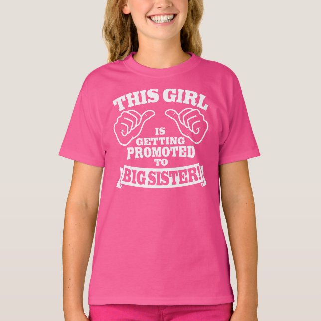 Denna flicka får främjade till storasystern tee shirt (Framsida)