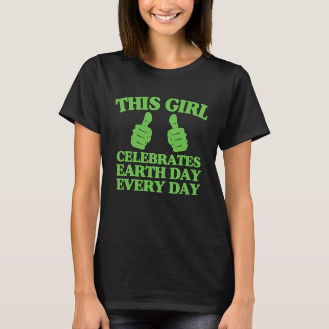 Denna flicka firar jorddagen varje dag t shirt (Framsida)