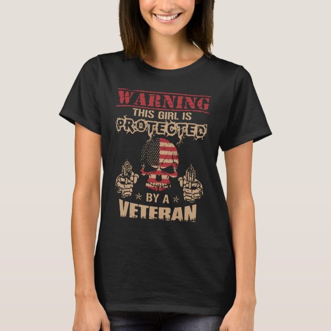Denna flicka skyddas av en veteran tee (Framsida)
