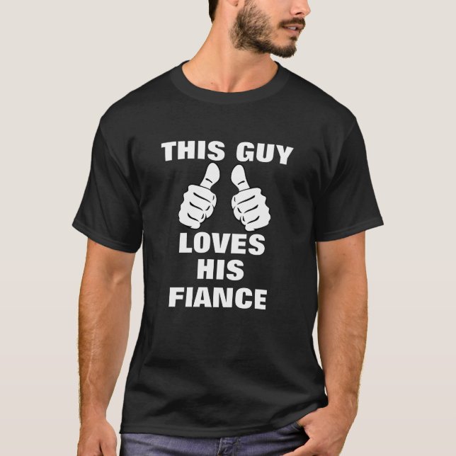 Denna grabb älskar hans Fiance T-shirt (Framsida)