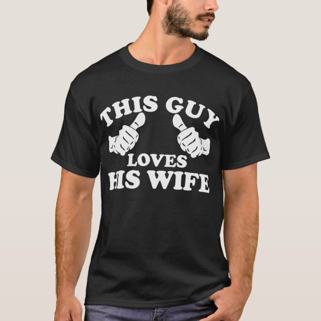 Denna grabb älskar hans fru tee shirt (Framsida)