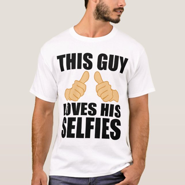 DENNA GRABB ÄLSKAR HANS SELFIES T-SHIRT (Framsida)