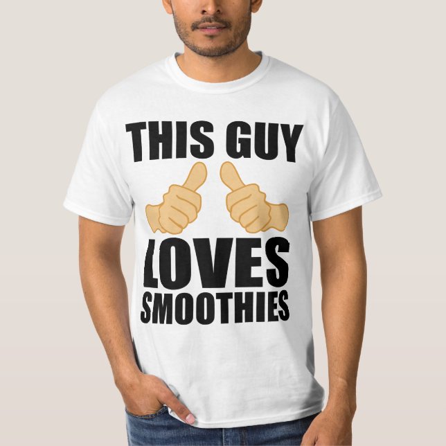 DENNA GRABB ÄLSKAR SMOOTHIES TEE (Framsida)